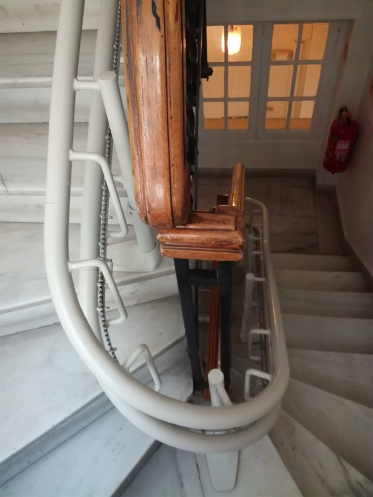 Ο ανελκυστήρας σκάλας Solus 260 της Stanah, στην Πρεσβεία της Βρετανίας!