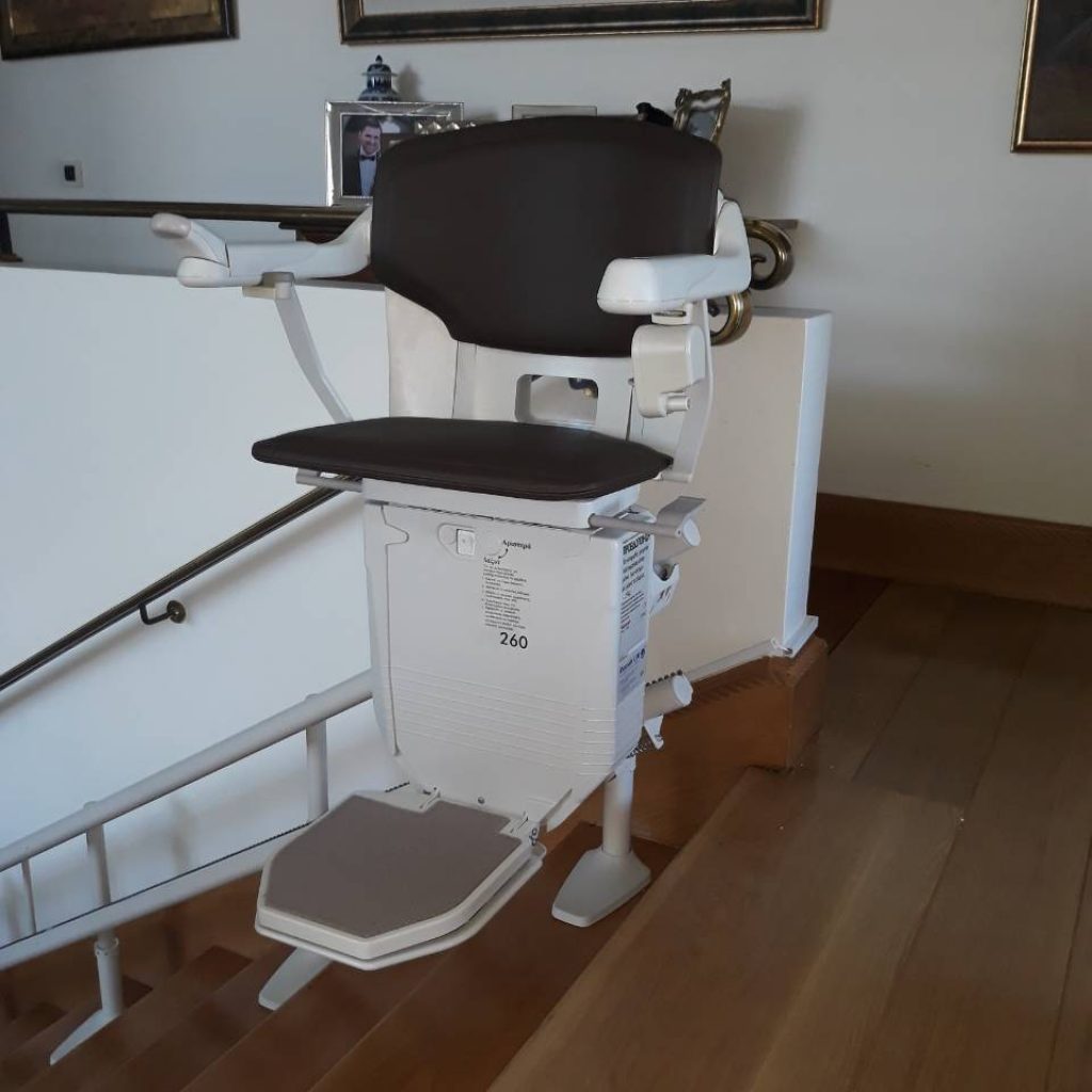 Νέα εγκατάσταση ανελκυστήρα σκάλας Sοlus 260 για περιστροφικές σκάλες εγκαταστάθηκε στη ΦΙΛΟΘΕΗ.