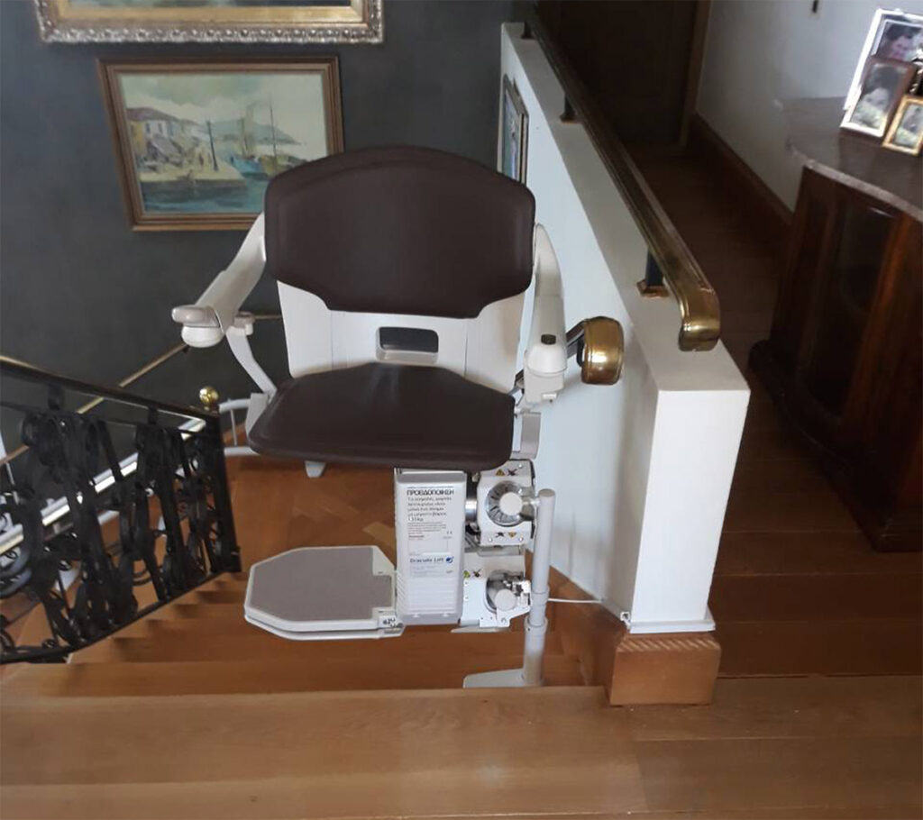 Νέα εγκατάσταση ανελκυστήρα σκάλας Sοlus 260 για περιστροφικές σκάλες εγκαταστάθηκε στη ΦΙΛΟΘΕΗ.